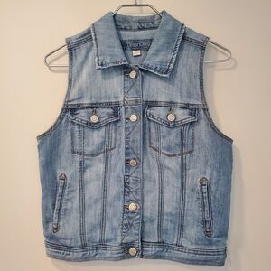 Maurices Light Denim Distressed Button Vest Sleeveless Collared Pockets Womens M